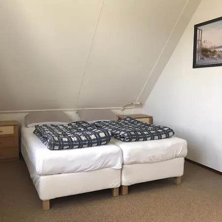 Comfortable 6-person בית נופש Sint Maartensvlotbrug