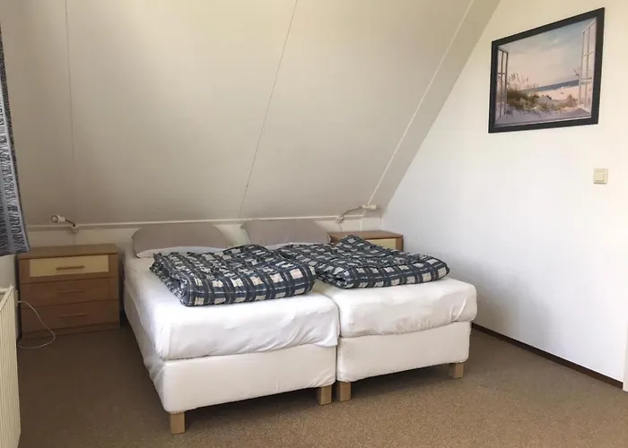 Comfortable 6-person Feriehus Sint Maartensvlotbrug