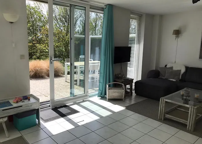 Comfortable 6-person Semesterbostad Sint Maartensvlotbrug